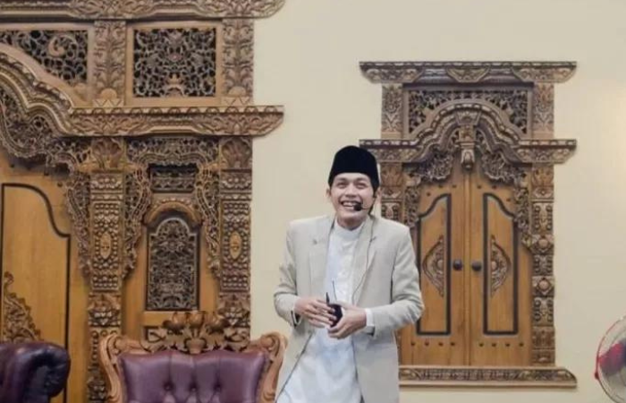 Ceramahnya yang sangat menyentuh hati dan penuh ajakan untuk berbuat baik membuat banyak orang terinspirasi sama Gus iqdam