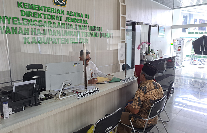 WAJIB SEHAT: Calon Jemaah haji asal berkonsultasi dengan pegawai kemenag Kabupaten Blitar.