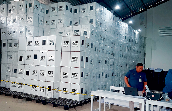 RAMPUNG: KPU Kota Blitar menunggu sejumlah logistik yang belum datang sebelum melakukan setting packing.