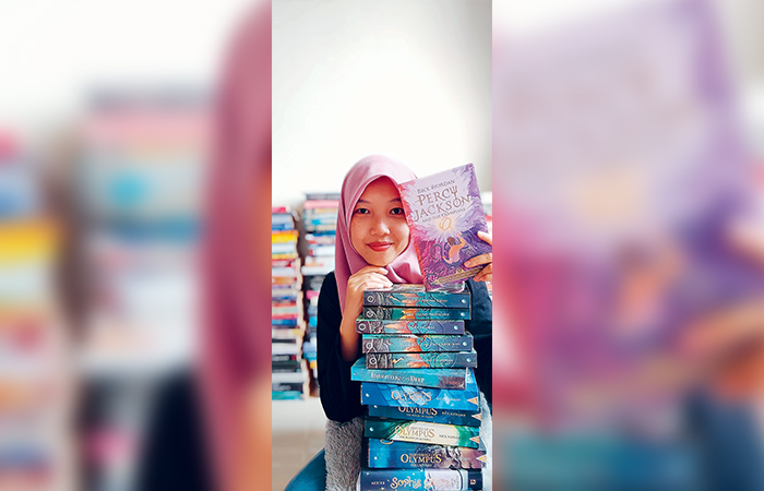 LANGKA : Dyah Ayu Wyat Ratitya menunjukkan beberapa buku yang dia review.
