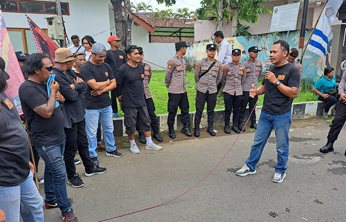 Puluhan masa Gerakan Pembaharuan Indonesia (GPI) geruduk kantor Dinas PUPR Kabupaten Blitar. Senin (29/1).
