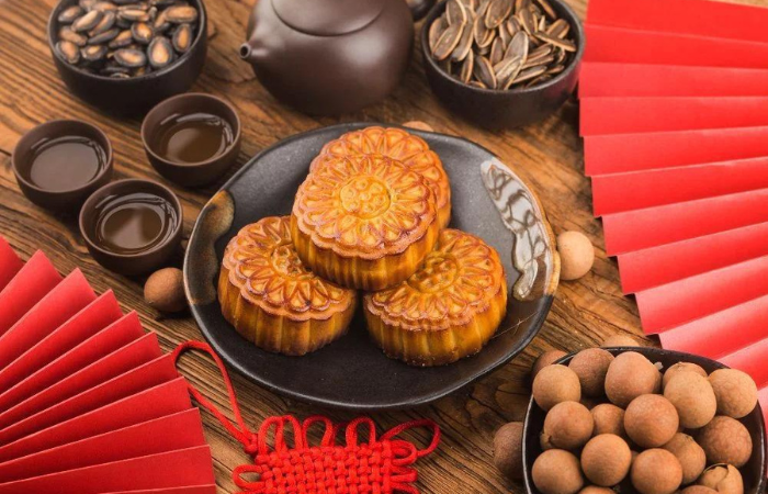 Mooncake atau kue bulan biasanya berbentuk lingkaran dengan cetakan berisi berbagai ukiran yang cantik.