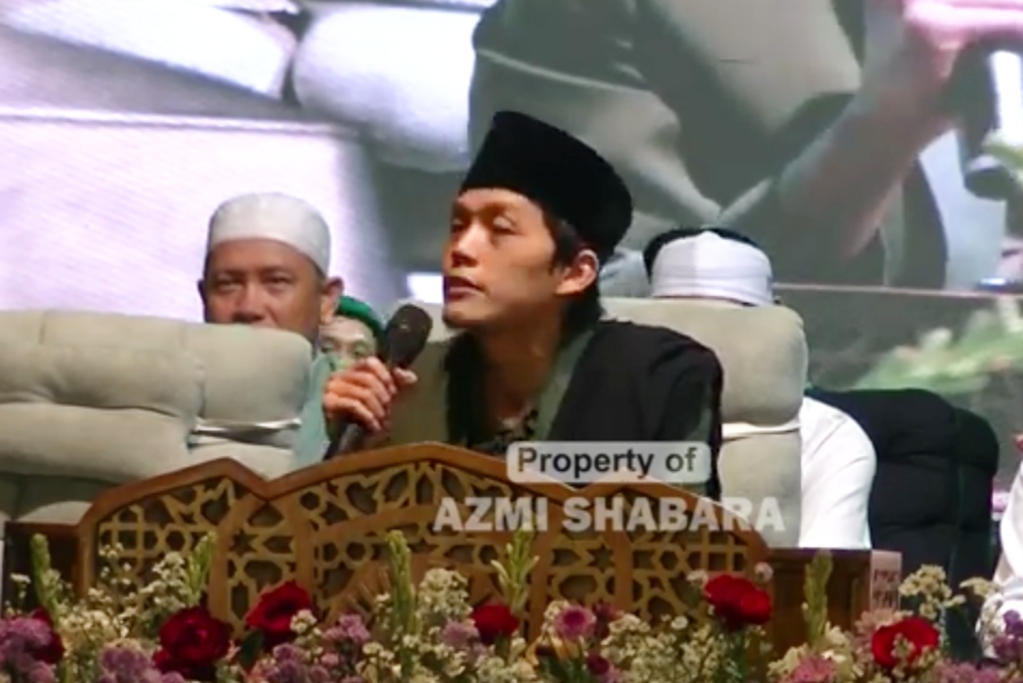 Gus iqdam isi kajian dan ungkap keberkahan shodaqoh