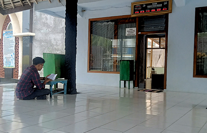 ZIAROH MAKAM: Seorang pengunjung berziarah di makam Syekh Subakir, Selasa (30/1). Makam ulama itu sering menjadi jujukan peziarah dari berbagai daerah.