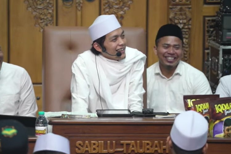 Gus iqdam saat isi pengajian rutinan