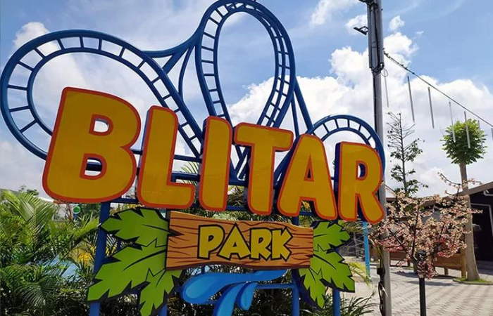 Blitar Park adalah taman bermain dengan banyak wahana permainan di dalamnya