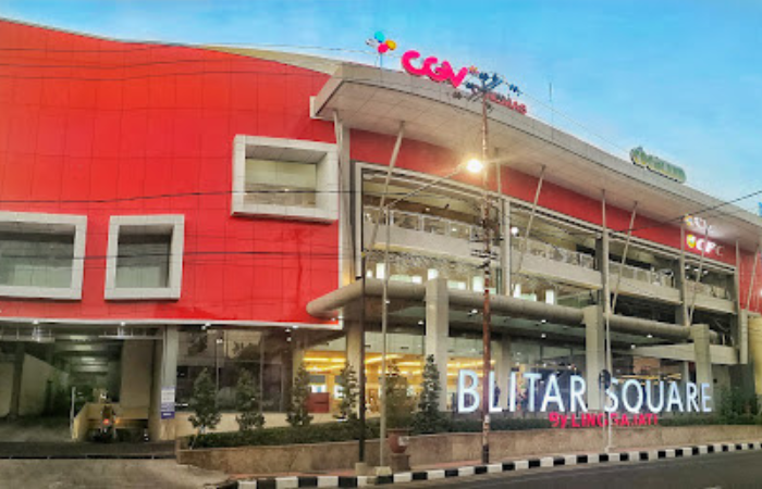 Mall adalah pusat perbelanjaan yang menyediakan berbagai kebutuhan dan hiburan bagi masyarakat.