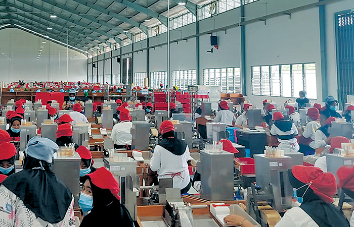 SERAP TENAGA KERJA: Sejumlah pekerja pabrik rokok Gudang Garam mulai beroperasi