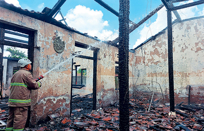 RUSAK PARAH: Petugas Damkar Kabupaten Blitar membasahi bagian dalam rumah Bimo Bayu Pamungkas, warga Desa Tambakan, Kecamatan Gandusari yang terbakar pada Rabu (31/1) pagi.