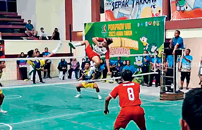 ADU TEKNIK: Atlet PSTI Kabupaten Blitar berlatih di salah satu lapangan yang berada di Kecamatan Ponggok.