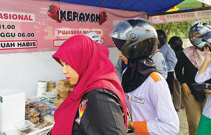 LARIS MANIS: Para pelanggan Lapak Kepayon memilih jajanan fresh yang disajikan di Jalan Sultan Agung No 73 atau timur Istana Gebang.