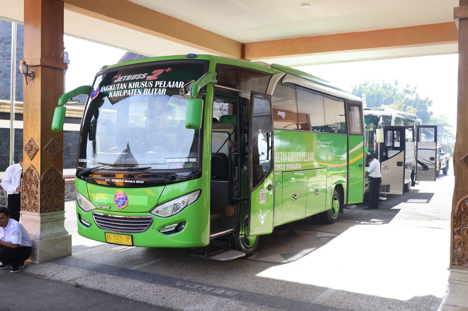 DISIPLIN: Dua armada khusus pelajar sedang menurunkan anak-anak sekolah di wilayah Kecamatan Kanigoro beberapa waktu lalu.