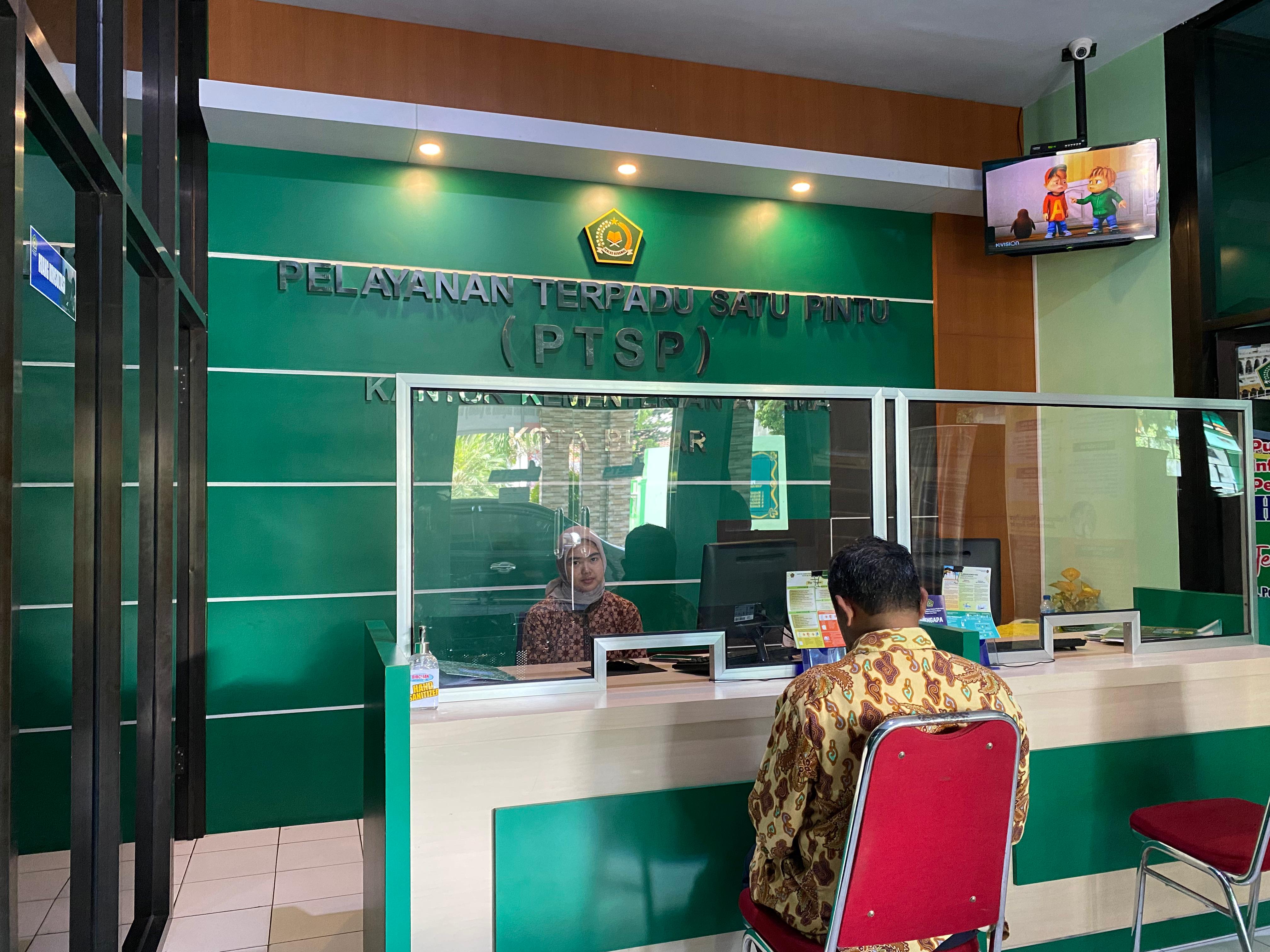 TUNAIKAN RUKUN ISLAM: Seorang CJH berkonsultasi dengan petugas
