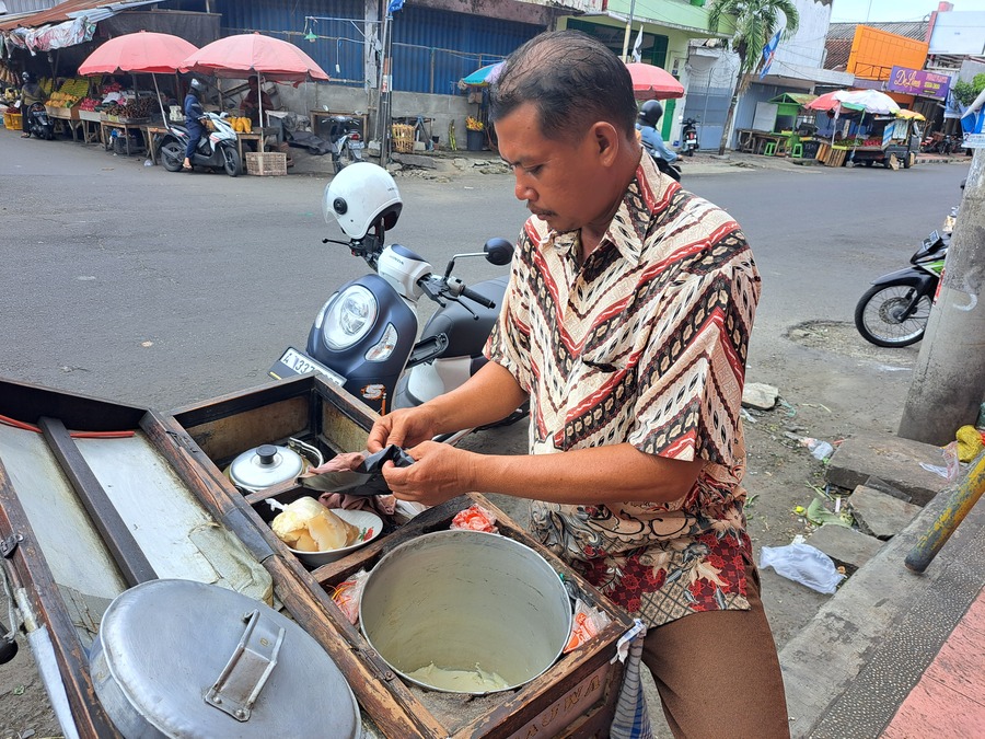 HANHAT: Pedagang kembang tahu, menjajakan daganganya di depan pasar Templek Kota Blitar