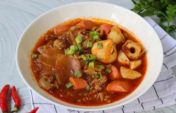 Seblak merupakan makanan khas dan kekinian yang berasal dari Bandung Jawa Barat.