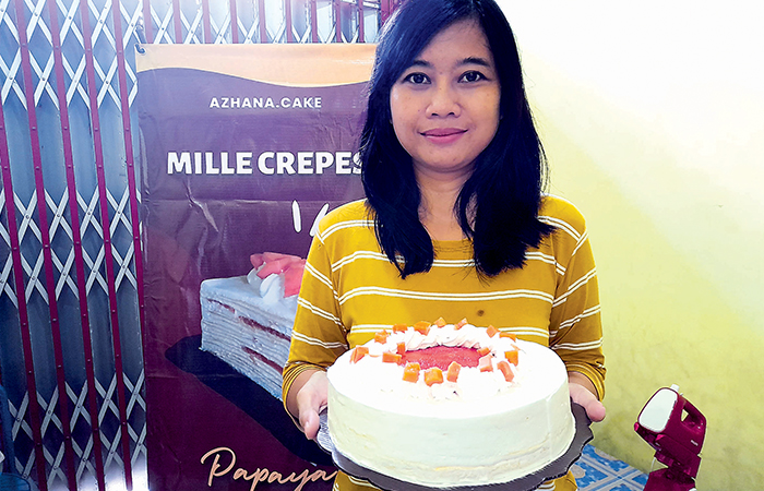 KREATIF: Hanna Anytyas Sari menunjukkan mille crepes pepaya yang selesai dibuat, senin (5/1).