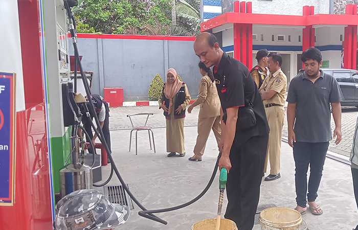 HARUS PAS: Personel Disperindag Kabupaten Blitar sedang melakukan uji tera SPBU di Kecamatan Nglegok.