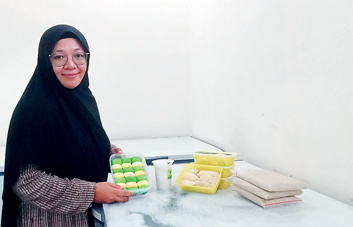 TUNJUK: Ely Fitria menunjukkan berbagai jenis olahan berbahan dasar durian di rumahnya Selasa (6/2).
