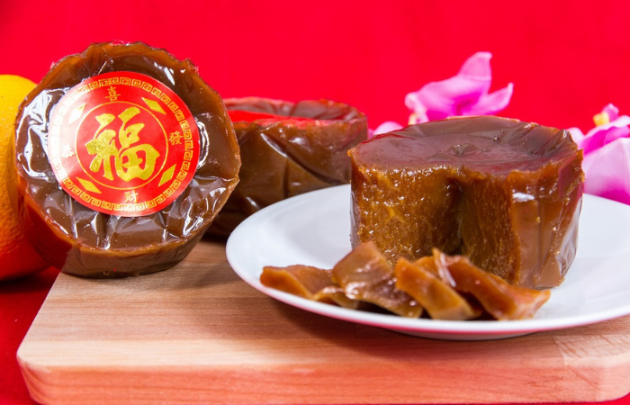 Salah satu penganan khas yang pasti ada saat Tahun Baru Imlek ini adalah kue manis berbentuk bulat, yakni kue keranjang.