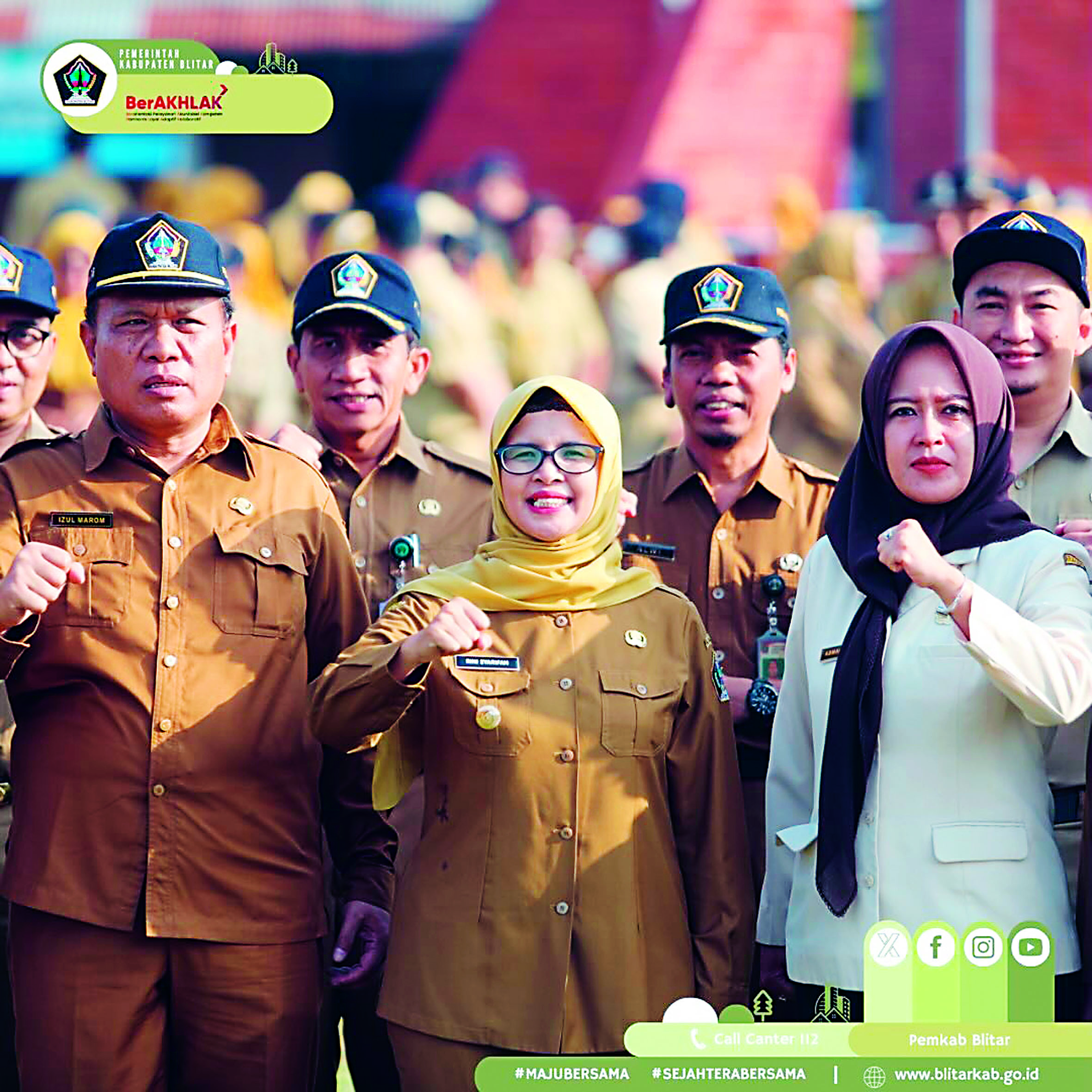 Bupati Blitar Rini Syarifah bersama para pegawai di lingkup Pemkab Blitar