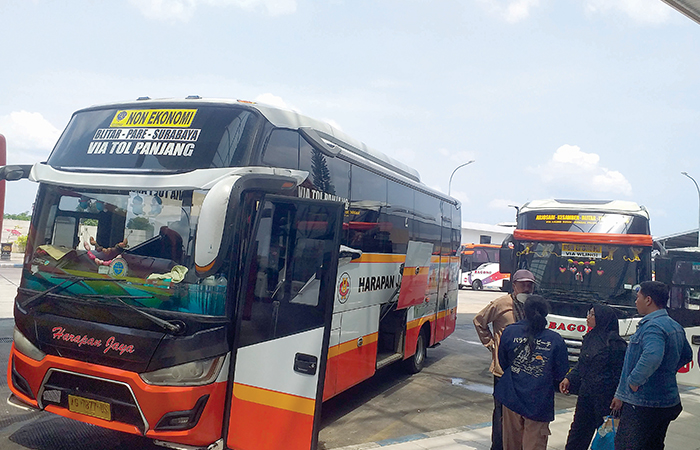 TUNGGU KEPASTIAN: Aktivitas penumpang bus di Terminal Tipe A Patria. PO Damri memilih mundur dari daftar angkutan ke Bandara Dhoho Kediri.