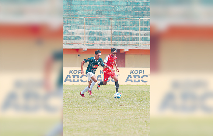 SPORTIF: Pemain PSBI Blitar dan Triple S Kediri berebut bola di babak penyihan grup I Liga 3 Jatim, di Stadion Gelora Panataran, beberapa waktu lalu.