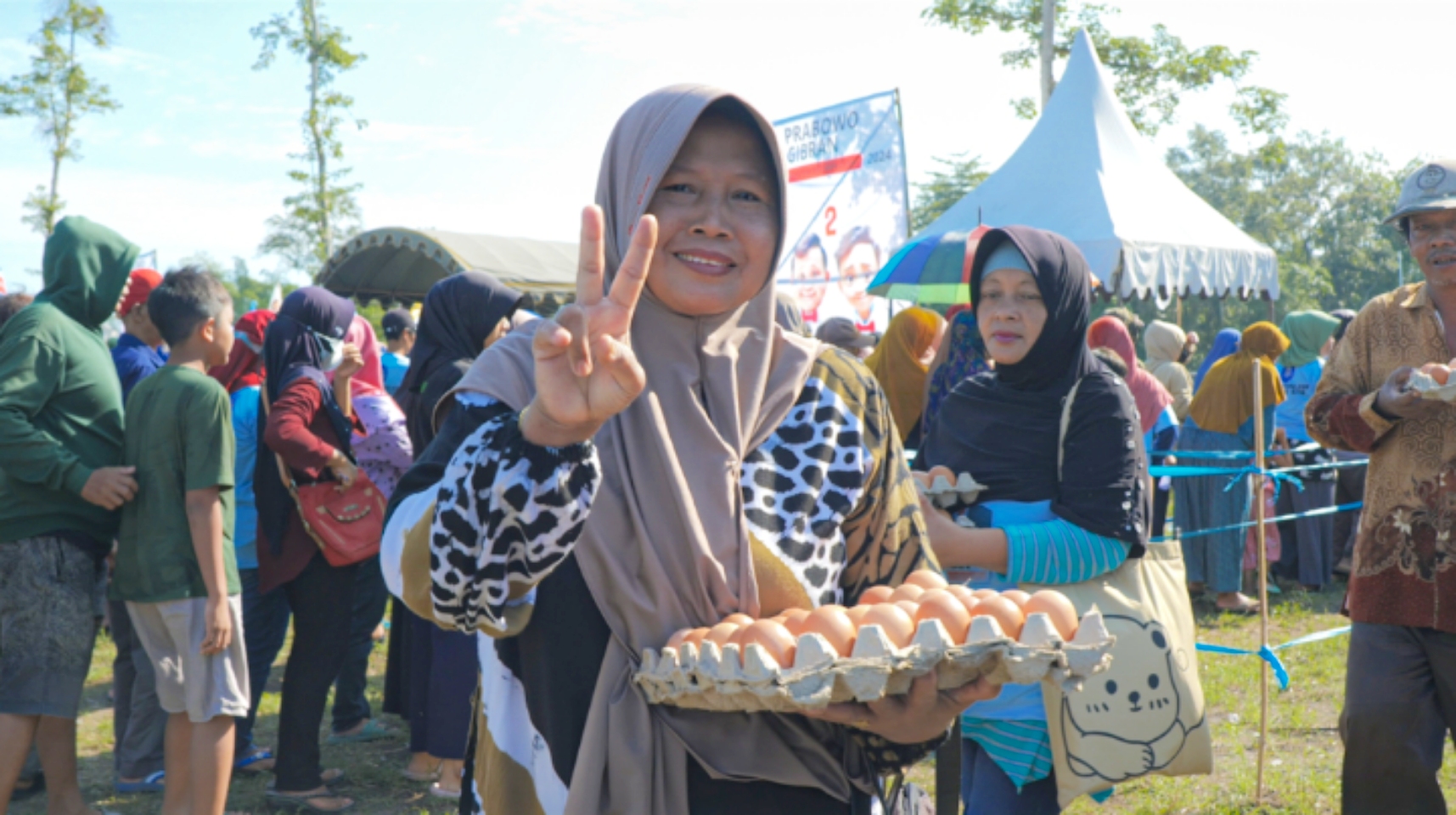 Warga membawa telur