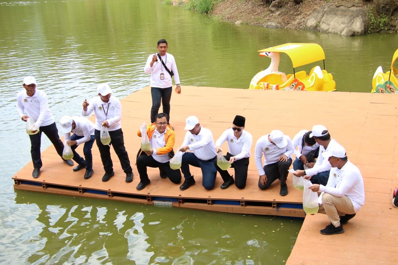 PENABURAN BENIH IKAN : Di embung dekat Tebing Kepuh juga disulap menjadi tempat wisata.