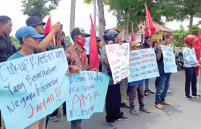 SAMPAIKAN ASPIRASI: Massa dari masyarakat dan mahasiswa melakukan aksi ujuk rasa tolak money politic di depan kantor KPU Kota Blitar, rabu (7/2).