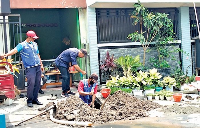 PENGGALIAN: Petugas lapangan PDAM Tirta Patria Kota Blitar melakukan pengecekan sambungan rumah air minum milik pelanggan beberapa waktu lalu.