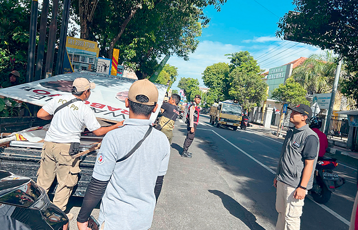 TAAT ATURAN: Bawaslu menertibkan APK yang pemasangannya tidak sesuai regulasi, beberapa waktu lalu.