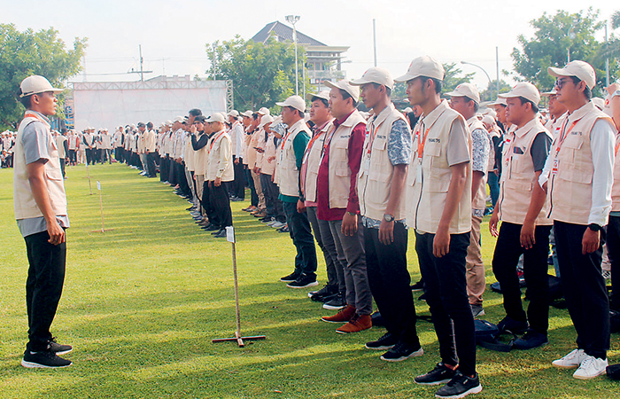 Petugas pengawas pemilu se-Kabupaten Blitar dalam Apel Siaga Pengawasan Pemilu 2024 pada Sabtu (10/2/2024).