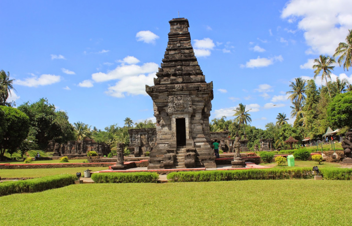 Candi ini merupakan kompleks candi Hindu yang terletak di Penataran, Kecamatan Nglegok, Kabupaten Blitar.
