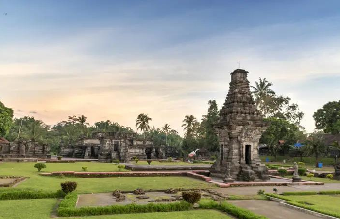 Candi Penataran merupakan sebuah kompleks candi Hindu Siwa yang terbagi menjadi tiga halaman seluas 12.946 meter persegi.