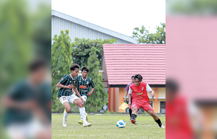 BANYAK EVALUASI: PSBI Blitar saat bersua Triple S Kediri di Stadion Gelora Panataran di babak penyisihan grup.