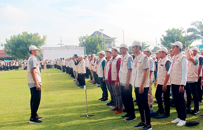 Petugas pengawas pemilu se-Kabupaten Blitar dalam Apel Siaga Pengawasan Pemilu 2024 pada Sabtu (10/2) kemarin.