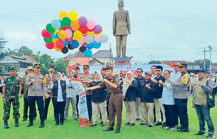 SINERGIS: Ketua Bawaslu Blitar Nur Ida Fitria dan anggota Masrukin, Nikmatus Sholihah, Narsulin, dan Jaka Wandira bersama Bupati Rini Syarifah dan anggota Forkopimda melepaskan balon tanda kesiapsiaga