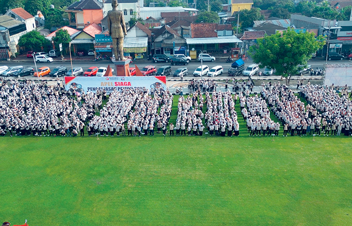 SALAM AWAS: Ribuan personel pengawas pemilu se-Kabupaten Blitar mengikuti Apel Siaga Pengawasan Pemilu 2024 di lapangan Alun-alun Kanigoro.