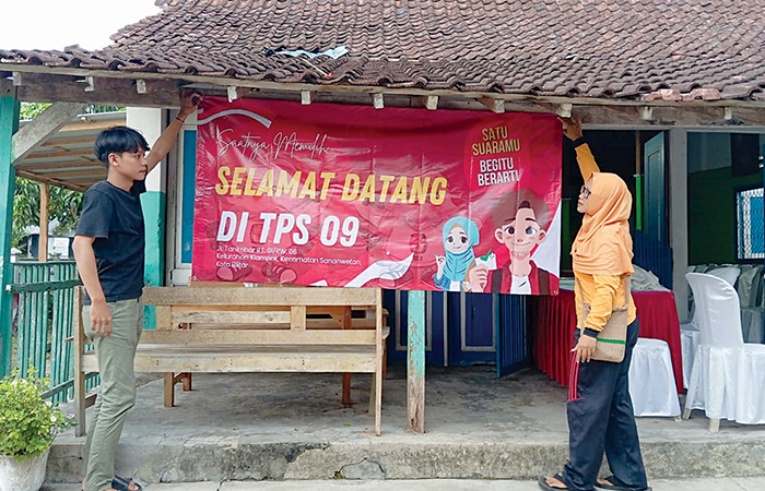 KOMPAK: KPPS memasang perlengkapan di TPS 09 Kelurahan Klampok, minggu (11/2).