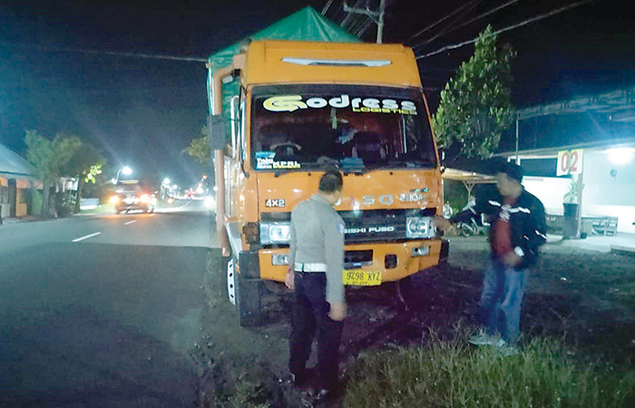 NAHAS: Polisi melakukan olah TKP di lokasi kejadian dan mengamankan kendaraan yang terlibat kecelakaan pada Minggu (11/2) dini hari.