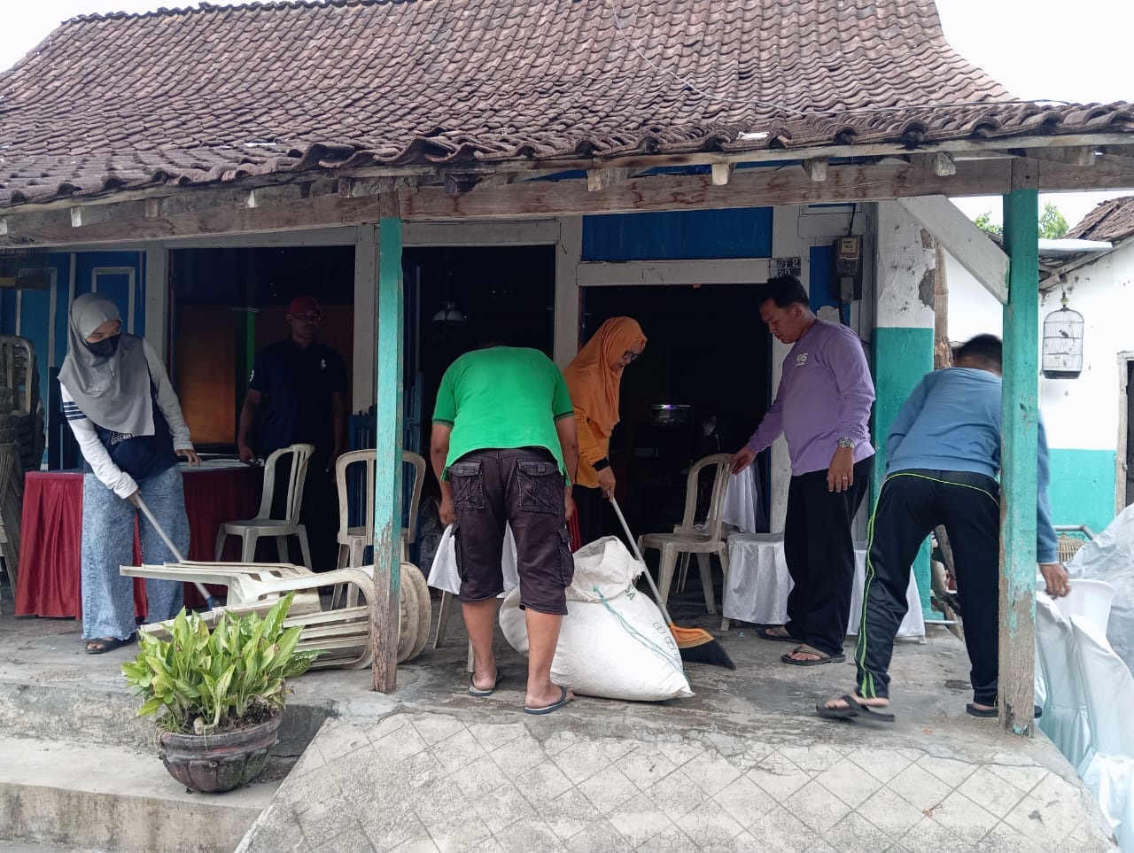GOTONG-ROYONG: KPPS memasang perlengkapan di TPS 09 Kelurahan Klampok, minggu (11/2)
