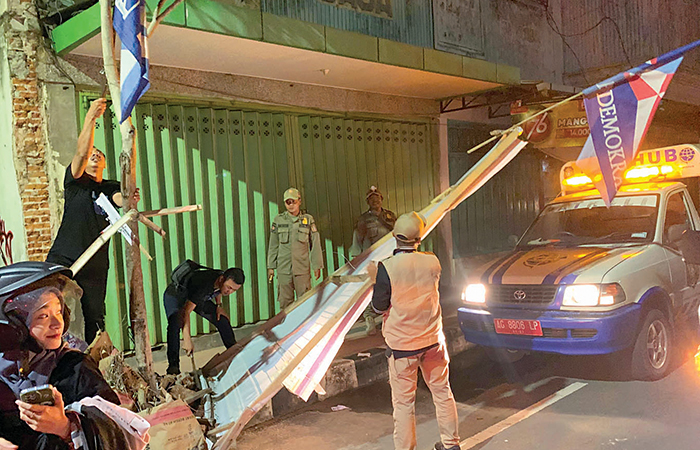 SIGAP: Petugas gabungan dai Satpol PP, KPU dan Bawaslu mencopoti APK yang masih terpasang di masa tenang kampanye, Senin (12/2).