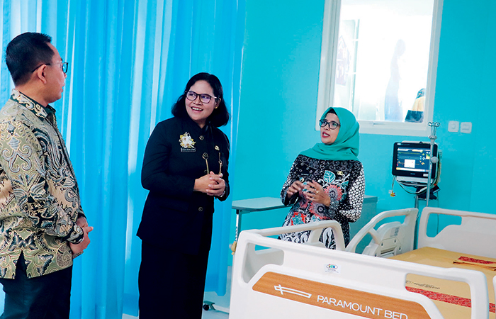 SIAGA PEMILU: Direktur RSUD Ngudi Waluyo Wlingi dr Endah Woro Utami bersama bupati meninjau fasilitas baru rumah sakit, Armada Wings, yang disiapkan selama momen pemilu.