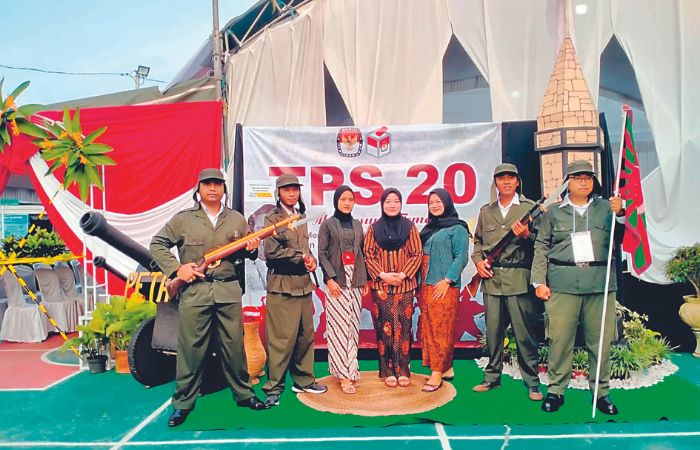 NASIONALISME: Anggota KPPS TPS 20 Perum Kenari Asri, Kelurahan Karangtengah, Kecamatan Sananwetan mengenakan busana bertema Tentara PETA, Rabu (14/2).