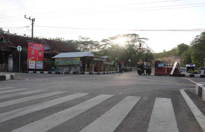 AKSES BARU: Tampak warga ketika melintas di JLS area Kabupaten Blitar hingga kini masih terus dikerjakan pemerintah pusat.