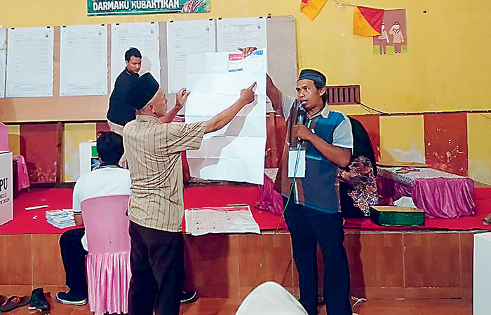 LARUT MALAM: KPPS disaksiksan para saksi sedang melakukan penghitungan perolehan suara di TPS wilayah Kecamatan Nglegok Rabu (14/2).