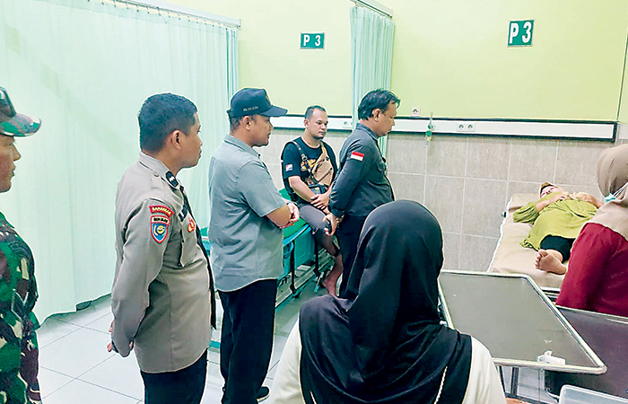 LEMAS: Personel KPPS dijenguk rekannya usai mendapatkan perawatan di Puskesmas Gandusari.