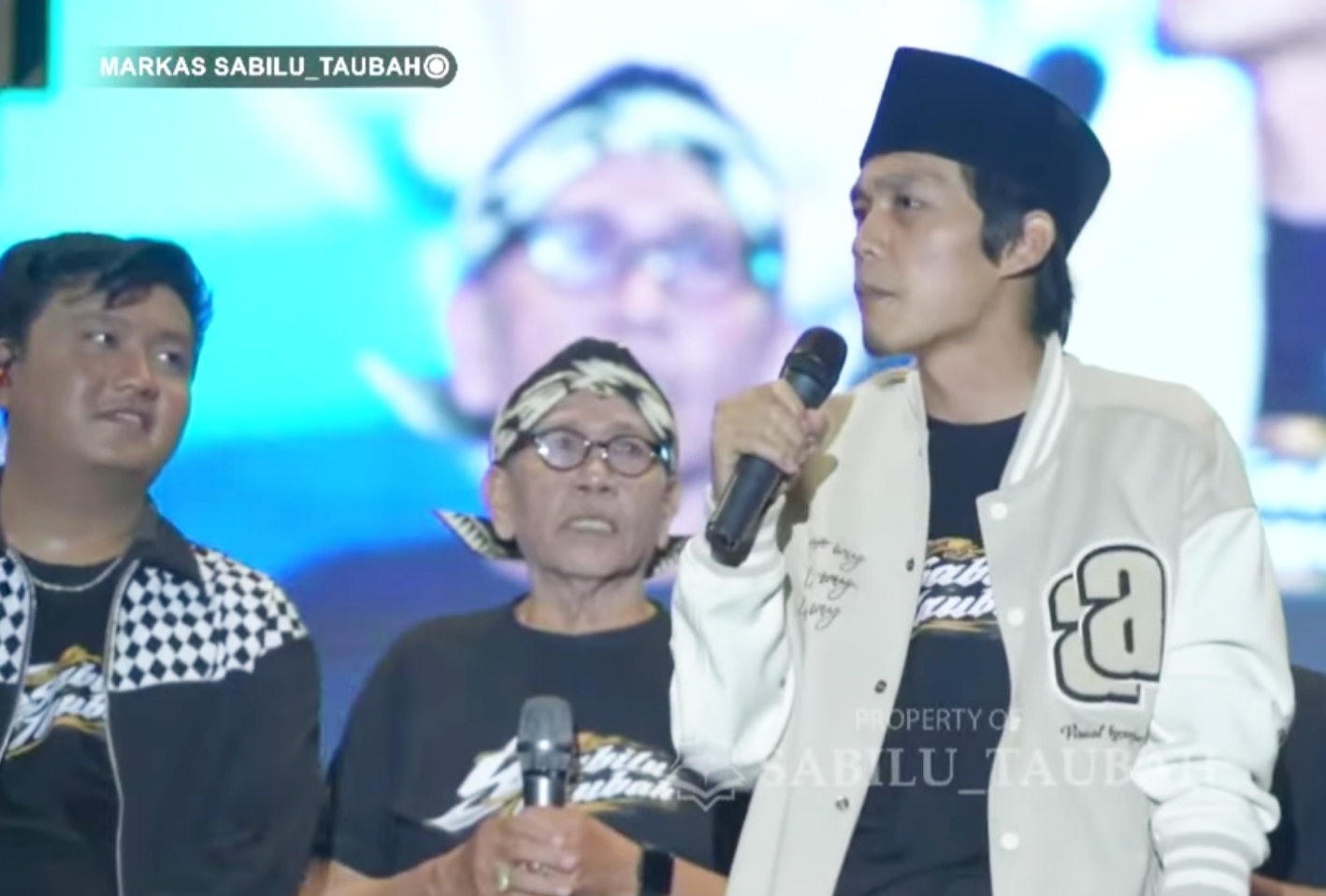 Denny Caknan bersama Gus Iqdam di acara harlah Sabilu taubah