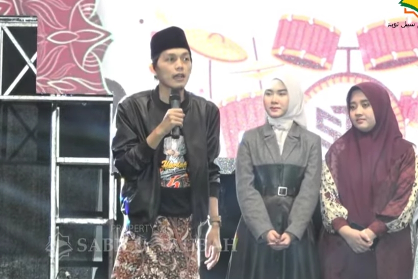 Gus Iqdam isi sambutan harlah didampingi Ning Nila