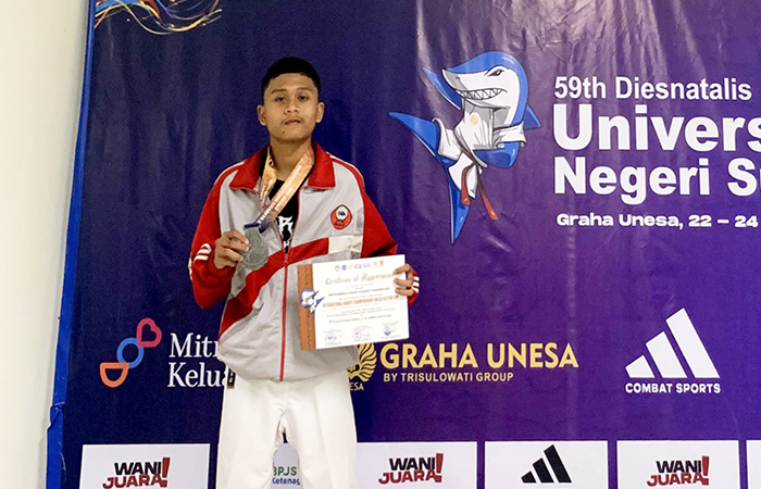 SABET GELAR: Mochammad David Chandy meraih juara II kompetisi Karate Kumite Junior Putra Piala Unesa International Rector Cup 2023.